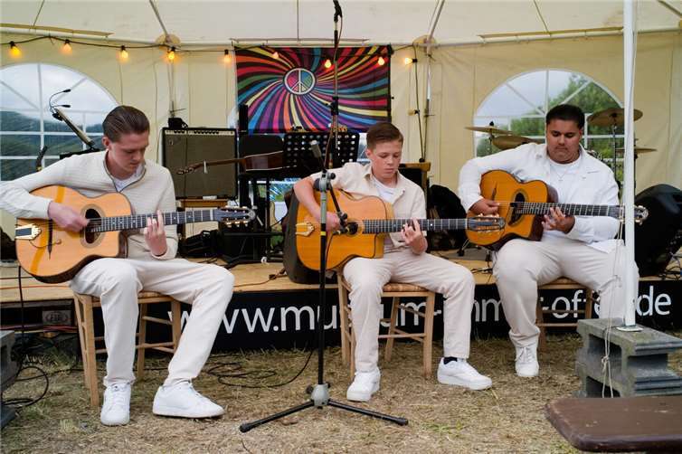 Großer Erfolg: Leutesdorf feiert zum zweiten Mal den Geist von Woodstock Publikumslieblinge: die drei Gitarristen „Gypsy Kids“ - Tutto Reinhardt, Maikel Reinhardt und Marlon Krämer (v.l.). Fotos: privat