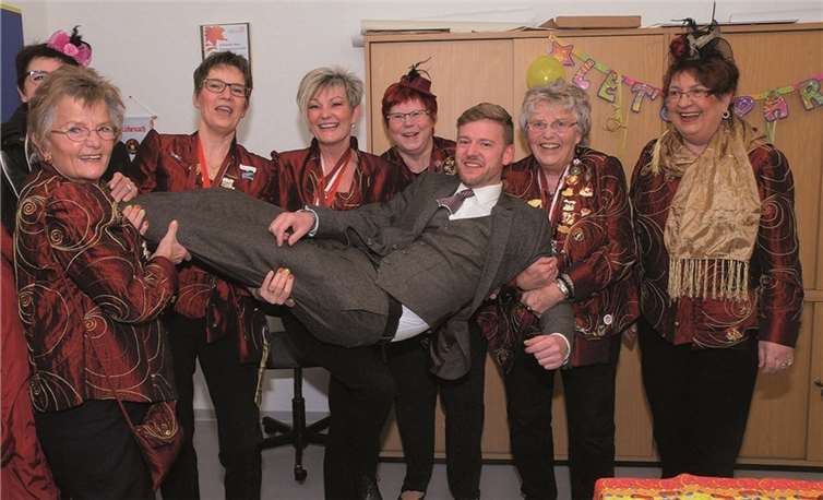 Pudelwohl fühlte sich Ortsvorsteher Christan Franké in den Händen der Rübenacher Möhnen. HH-Infomedia