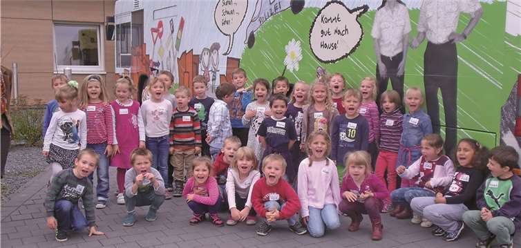 Puderbach. Nachdem man lange auf einen Termin der Polizeipuppenbühne gewartet hatte, besuchte diese die Kita „Haus der kleinen Weltentdecker“ mit ihrem „Rollenden Klassenzimmer“. Dabei handelte es sich um einen großen Bus, mit einem eingebauten Theater. Am Vormittag, konnten die angehenden Schulkinder viel über das Thema Verkehrssicherheit erfahren und interessierte Eltern wurden am Nachmittag im gleichen Thema geschult.privat