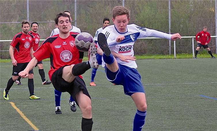 Puderbach (rote Trikots) lieferte sich sehenswerte Zweikämpfe gegen die zweite Garnitur der SpVgg Wirges.WT