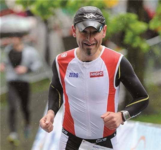 Puderbach/Wissen. Thomas Müller (Lauftreff Puderbach) war beim 11. Wissener Jahrmarktslauf erfolgreich. Ausgeschrieben als 10km-Strecke durch die Wissener Innenstadt war der Kurs offensichtlich wohl etwas zu kurz, sodass sich Müller nur verhalten über seine neue Bestzeit von 38:27 Min. freuen konnte. Mit dieser erneuten Leistungssteigerung erkämpfte er sich den 18. Gesamtplatz und wurde in der Altersklasse M 35 für seinen 2. Platz geehrt. Privat