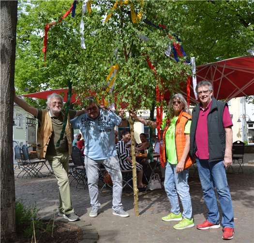 Pünktlich am 1. Mai wurde der kleine Maibaum mit bunten Bändern geschmückt und angebracht. Foto: AB