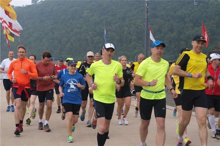 Pünktlich ging es für die Läufer auf die 200 km-Strecke von Koblenz bis Trier beim Hospizlaufs 2014.us