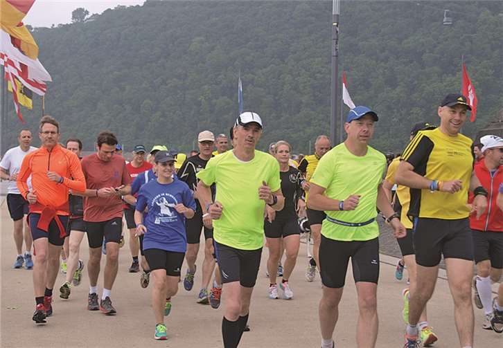 Pünktlich ging es für die Läufer auf die 200-km-Strecke von Koblenz bis Trier beim Hospizlauf 2014.