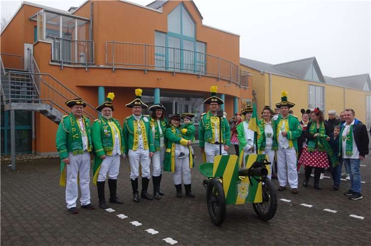 Pünktlich um 11.11 Uhr stürmten die Karnevalisten das KuJu im Ortsteil Gierenderhöhe.  Fotos: KC Weeste Näh OHO