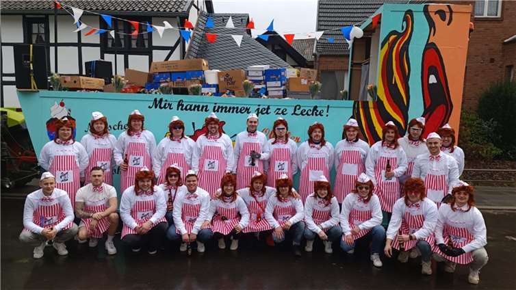 Pünktlich um 13:11 Uhr fuhr der Verein als „Eismänner“ verkleidet durchs Dorf und sorgte mit viel Kamelle für strahlende Augen am Rand des Zuges.