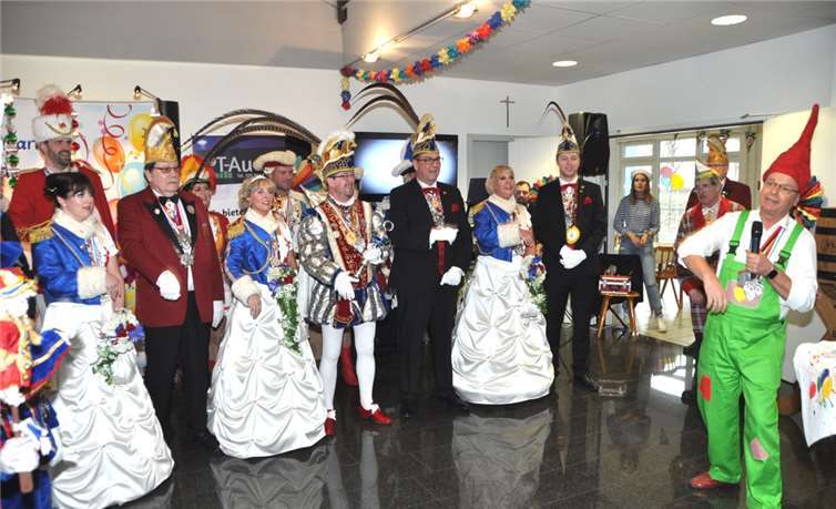 Pünktlich um 15 Uhr zogen mit Pauken und Trompeten die Andernacher Tollitäten Prinz Thomas I. „et Blümo vom Blick“ („BLICK aktuell“-Urgestein Thomas Manstein) und seine Prinzessin Bettina I. „die wirbelnde Gardemaus aus’m Hürtershaus“ mit riesigem Hofstaat ein.BS