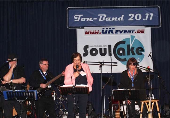 Pünktlich um 18 Uhr eröffnete die Präsidentin des Lions-Clubs Remagen, Edith Rohrbeck, in der Linzer Stadthalle die Benefiz-Veranstaltung „4 Bands in Concert“.DL