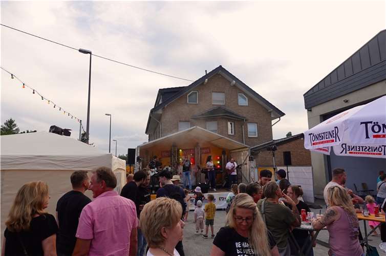 Pünktlich um 19:30 Uhr erklang der erste Gitarrenriff der Live-Band: Betobe.