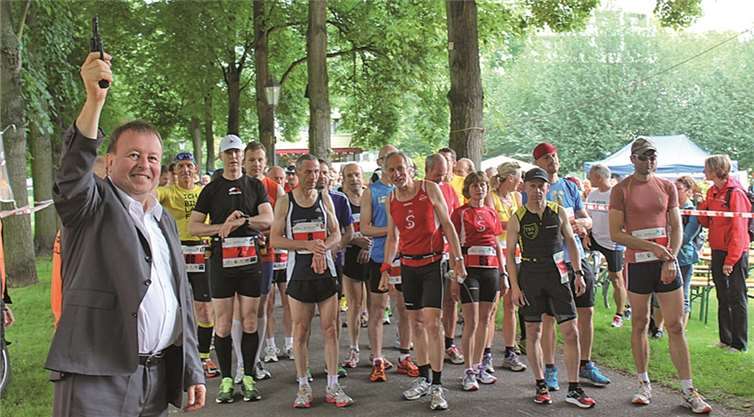 Mehr als 1000 Sportler beim Ahrathon Pünktlich um 9 Uhr gab Landrat Jürgen Pföhler als Schirmherr den Startschuss.