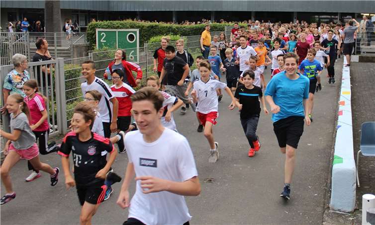 Pünktlich um 9 Uhr machte sich ersten Gymnasiasten auf den Sponsorenlauf rund um das Gymnasium. DL