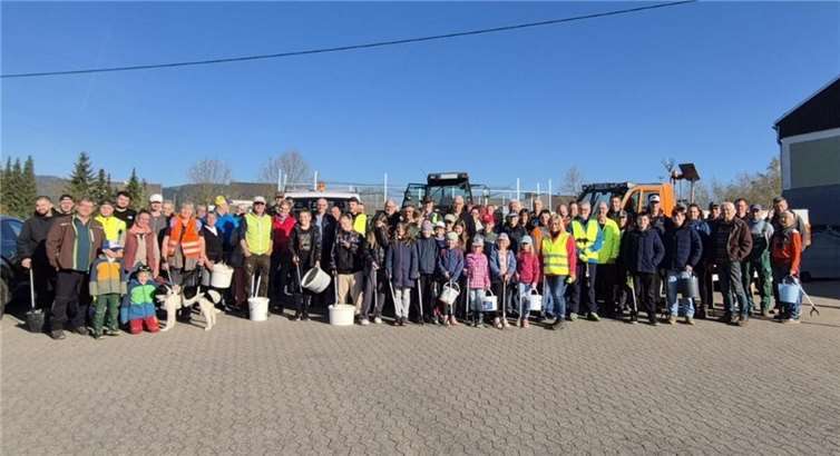 Pünktlich um 9.00 Uhr hatten sich in etwa 70 Personen am Bauhof eingefunden.  Foto: privat