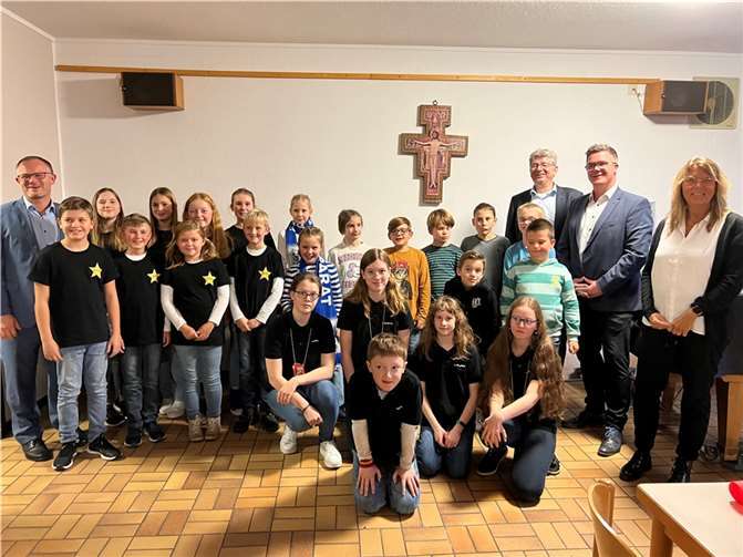 Pünktlich vor Beginn der Karnevalsession konnte Oberbürgermeister Jan Einig (li.) Kindertollitäten des Neuwieder Stadtgebietes mit herzlichen Grußworten im Pfarrsaal der Kirche St. Matthias empfangen.