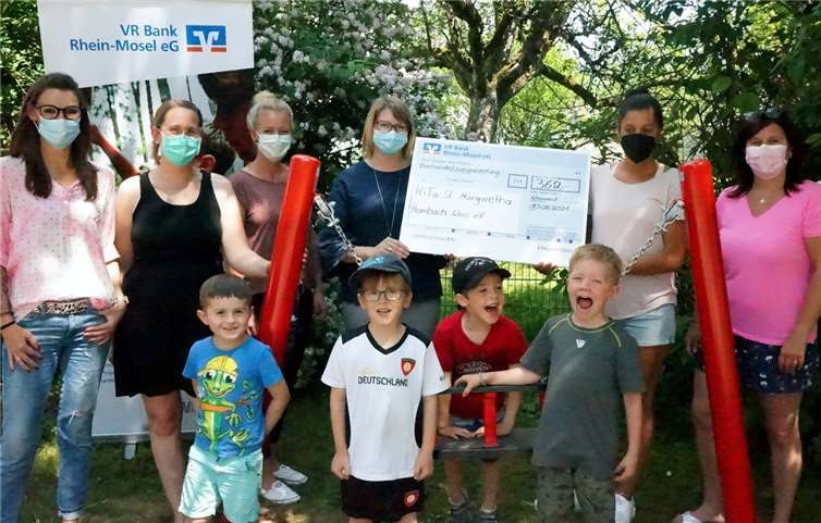 Pünktlich zu Beginn der ersten heißen Tage kann die neue Römerschwinge in der St. Margaretha KiTa in Heimbach-Weis von den Kindern ausgiebig genutzt werden (v.l.): Kathrin Ahlert und Manuela Lutz (Mitglieder im Elternausschuss), Anna Schöneberg (Mitglied im Elternausschuss und Förderverein), Sarah Preußiger (Mitglied im Förderverein und Elternausschuss sowie Privatkundenberaterin der VR Bank Rhein-Mosel eG), Gaby Keuler und Sandra Arenz (Erzieherinnen der Kita).Foto: privat