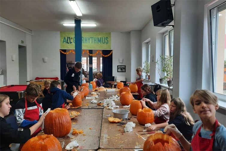 Pünktlich zu Halloween werden im JUKZ wieder Kürbisse geschnitzt.