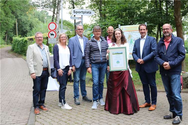 Pünktlich zu seinem zehnjährigen Bestehen bekommt der Streuobstwiesenweg nun auch offiziell die Zertifizierung zum Traumpfad.Foto: VG Weißenthurm/Katharina Demleitner