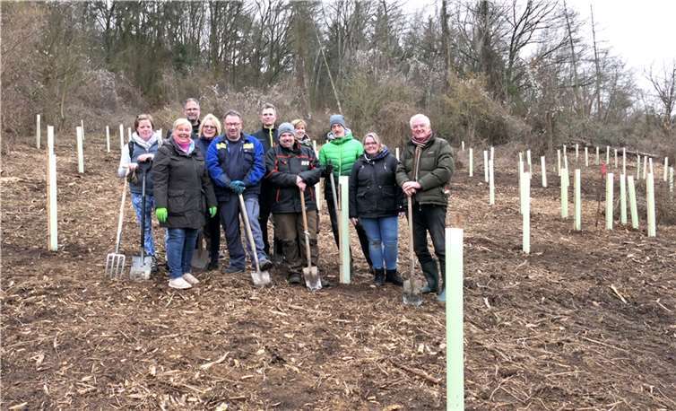 Kettig macht sich stark für den Wald Pünktlich zum Frühlingsbeginn rief der Kettiger Bürgermeister, Peter Moskopp (CDU), zu einer Baumpflanzaktion auf, an der sich die Erste Beigeordnete Jennifer Reski sowie Vertreterinnen und Vertreter aus Rat, Vereinen und sonstige Interessierte vor Ort aktiv beteiligten. Foto: privat
