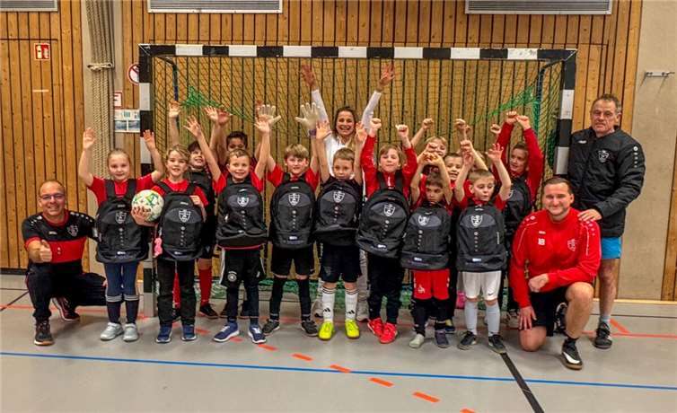 Pünktlich zum Jahresabschluss und der Weihnachtszeit gab es für die jungen Kicker der F1-Jugend des VfL Meckenheim eine besondere Überraschung. Foto: privat