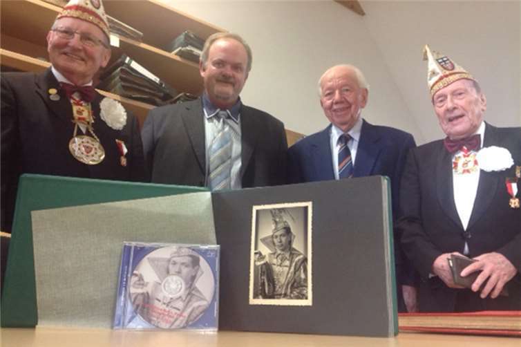 Pünktlich zum Sessionsauftakt überreichten Rudolf Fischer und Vertreter der AKG ein historisches Fotoalbum.