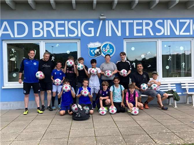 Pünktlich zum Start der Vorbereitung, auf die neue Saison konnten sich die Spieler der C-Jugend über 20 neue Trainingsbälle freuen.  Foto: JSG Bad Breisig