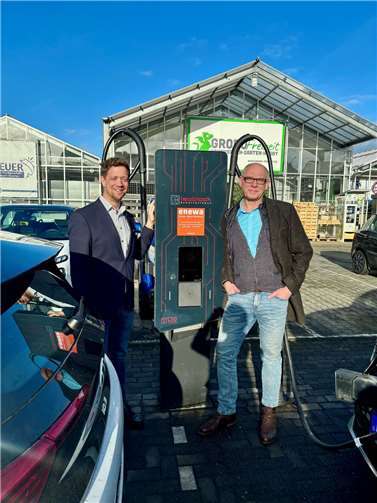 Pünktlich zum Start der Weihnachtsferien trafen sich Wachtbergs Beigeordneter Swen Christian und enewa-Geschäftsführer Kai Birkner in Berkum an Wachtbergs erster Schnellladesäule, die sich am Rand der Straße Am Wachtbergring vor dem Grodo-Freizeitmarkt befindet. Foto: Gemeinde Wachtberg