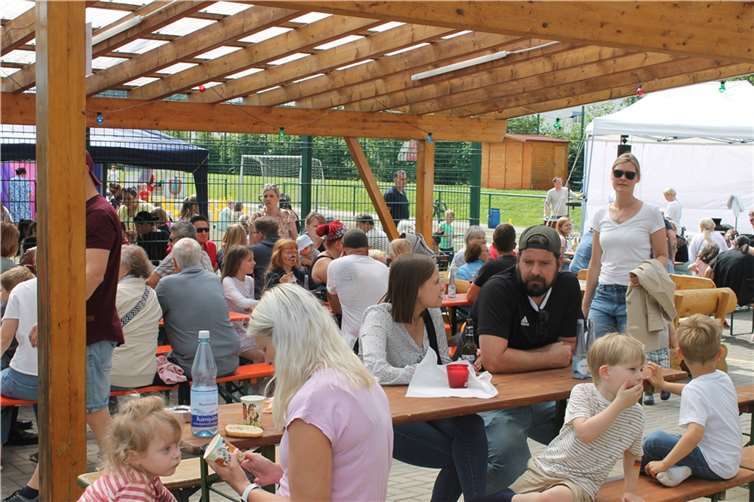 Pünktlich zum Start des Sommerfestes verzogen sich die letzten Regenwolken und das Festgelände füllte sich. Foto: AB