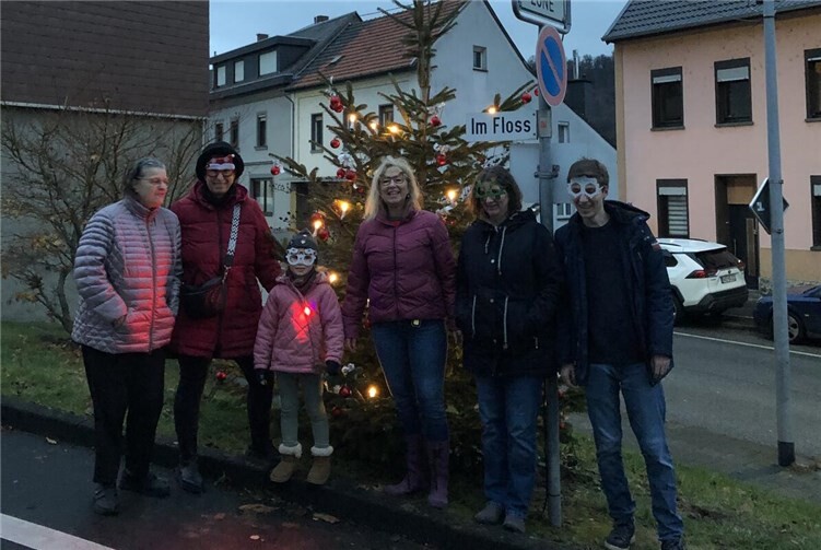 Pünktlich zum ersten Advent konnte der Baum, der von der Gemeinde zur Verfügung gestellt wurde, am neuen Standort aufgestellt werden. Foto: privat