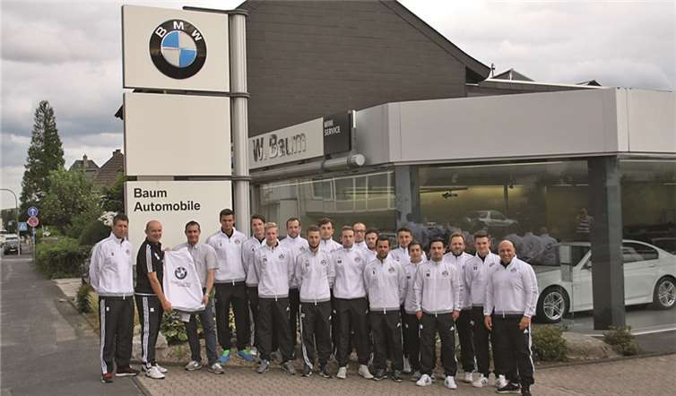 Pünktlich zum ersten Training der neuen Saison nahmen die Spieler des Ahrweiler BC ihre neuen Präsentationsanzüge in Empfang.privat