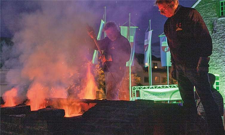 Pünktlich zur Einweihung, der neuen Naturpark Rheinland Feuerroute wird, auch in Adendorf am Dorfplatz wieder der Kasseler Langofen angeheizt.JOST
