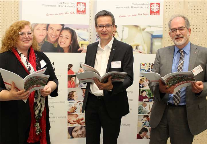 Pünktlich zur Mitgliederversammlung des Caritasverbandes Westerwald-Rhein-Lahn lag das neue Jahresheft 2021 vor. Caritasdirektorin Stefanie Krones, Bezirksdekan Armin Sturm, Vorsitzender des Caritas-Aufsichtsrates, und Caritasdirektor Frank Keßler-Weiß (von links) nutzen die Gelegenheit, einen ersten Blick in die neue Broschüre zu werfen, die wieder viele interessante Informationen beinhaltet.Foto: Caritasverband Westerwald-Rhein-Lahn