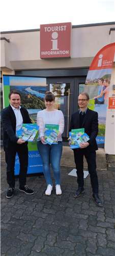 Pünktlich zur Saison 2022 liegen die neuen Prospekte wie Gastgeberverzeichnis, Pauschalen-Katalog, Veranstaltungskalender und Kulturflyer der Quellenstadt in der Tourist-Information Bad Breisig vor. Foto: Tourist-Info
