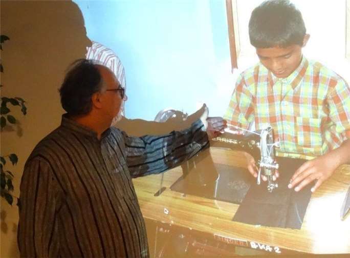 Pütter trug bei seinem Vortrag das von einem ehemaligen Kindersklaven genähte Hemd.Foto: privat