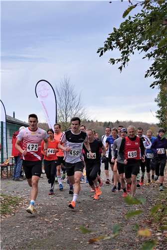 Pütz und Simon liefern sich einen fairen Wettkampf beim diesjährigen Crosslauf. Foto: Michaely