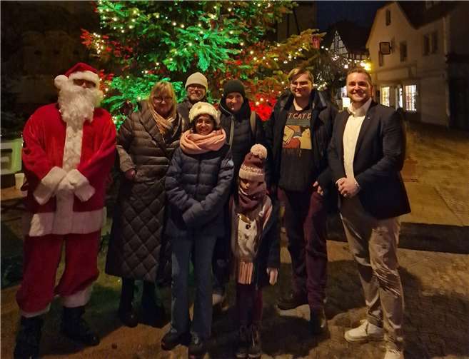 Punkt 17 Uhr auf dem Willy-Brandt-Platz warteten bereits die ersten Kinder gespannt auf den Nikolaus.  Foto: privat