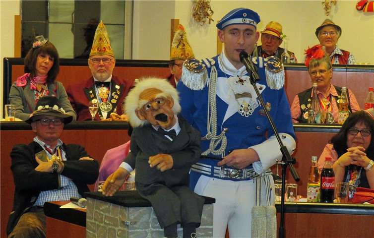 Puppe Ottmar, „frech wie Dreck“, neben Daniel Schwarz-Heintges.