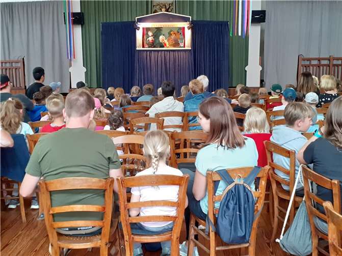 Puppenspiel „Kasper im Räuberwald“ - Gastspiel der „Koblenzer Puppenspiele“ im voll besetzten Saalbau „Zur Nette“ anlässlich der Kirmes in Trimbs.