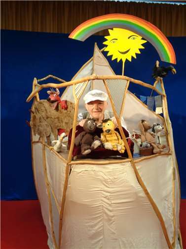 Puppenspieler Manfred Künster zeigte den Grundschülern in Mendig das Stück „Oh, wie schön ist Panama“.  Foto: privat