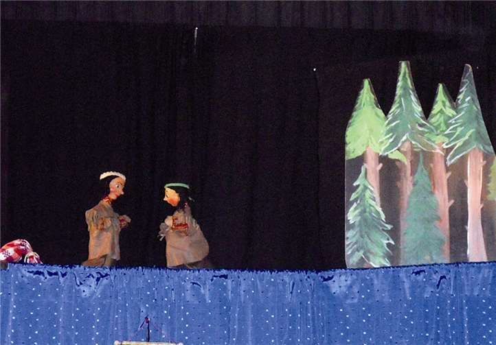 Puppenspieler Wolfgang Feder erzählte die Geschichte vom kleinen Indianer „Mano“.Tourist-Info Remagen