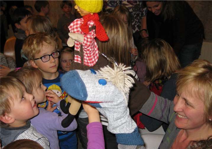 Puppenspielerin Steffi Jakobs mit dem Bücherwurm und kleinem Publikum.