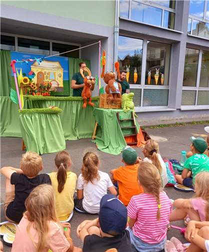 Puppentheater mit Botschaft auf Schulhof inszeniert. Foto: Stadt Neuwied