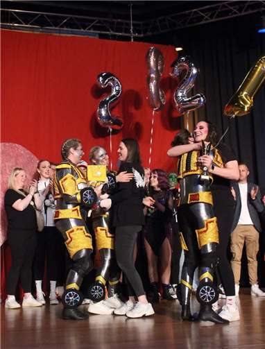 Pure Freude bei der Dance Factory aus Kaden über Platz 1 in der gemischten Formation.  Foto: Sarah Weyer