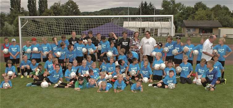 Putzmuntere Truppe: die Teilnehmer des Ferien-Camps beim Gruppenbild mit Ortsvorsteherin Silvia Mühl.BL