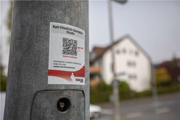 QR-Code am Straßenschild der Karl-Friedrich-Goerdeler-Straße.  Foto: Stadt Koblenz / Andreas Egenolf