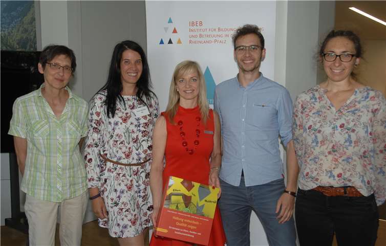 Qualitätsentwicklung in Kindertagesstätten im Fokus: Monika Weber und Carmen Jacoby- Kirst aus der Kita „Haus am Weiher“ in Urbach; Elisabeth Feilzer (Kreisverwaltung), Dr. Andy Schieler und Marina Swat vom (IBEB) (v. l. n. r.).privat