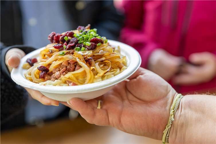 Qualitativ hochwertige Gastronomen bieten ein breit gefächertes kulinarisches Angebot von herzhaft bis süß.