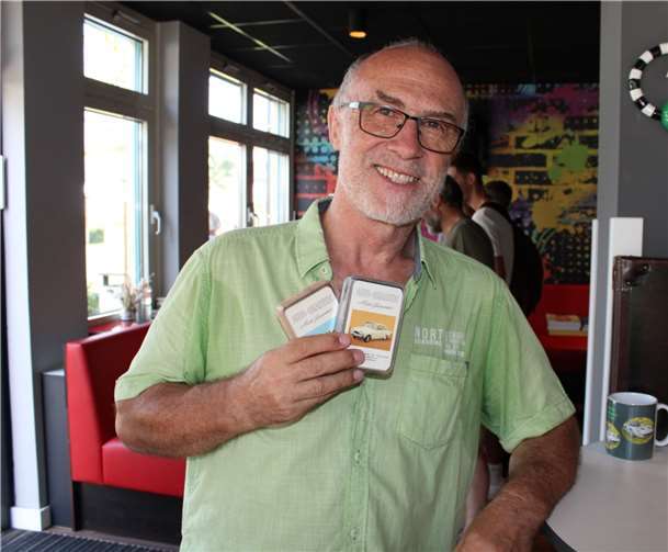 „Quartette hatten auch einen Bildungsauftrag“  Quartett-Sammler Herbert Kutter aus Weißenburg in Franken präsentiert zwei überaus seltene Autoquartette von 1961. Heutiger Sammlerwert: bis zu 500 Euro. Foto: DU