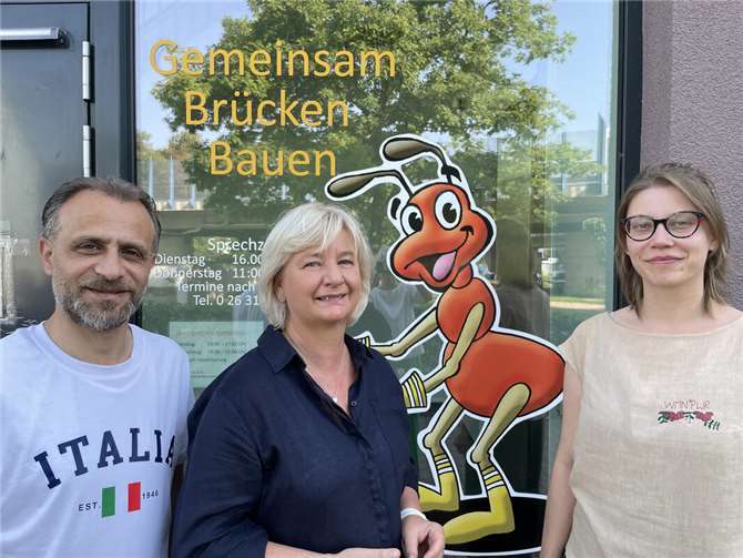 Viel erreicht, noch viel vor: 15 Jahre Quartiersmanagement  Quartiermanagerinnen Alexandra Heinz und Julia Frericks werden tatkräftig unterstützt von Ehrenamtler Eyad Sawas.Foto: Birgit Bayer