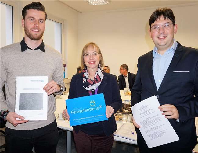 Quartiersmanager Mario Seitz, Diakonie Geschäftsführerin Renate Schäning und BM Michael Mang freuen sich über die Spende der Deutschen Fernsehlotterie.Foto: FF