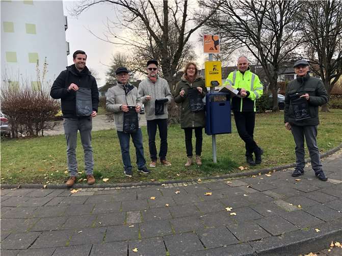 Quartiersmanager Mario Seitz (li.) mit den Patinnen der Hundekotbeutelspender, SBN-Bereichsleiter Thomas Riehl (2. v.re.) und Georg Schuhen, CDU-Stadtratsmitglied.Foto: privat