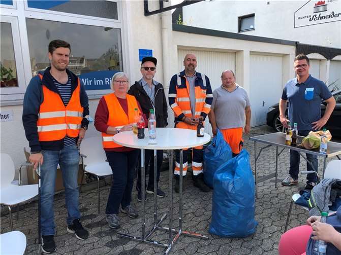 Quartiersmanager Mario Seitz (links) mit Teilen der Freiwilligen der Projektgruppe Sauberkeit & Infrastruktur, Mitarbeitenden der SBN und Bürgermeister Peter Jung (rechts)).Foto: privat